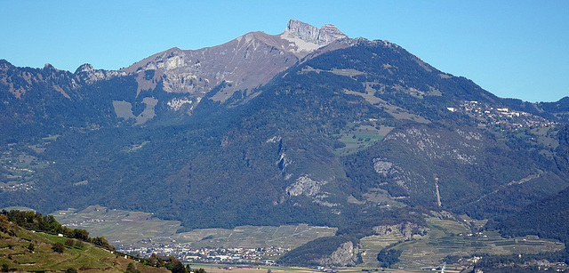 Im Tal unten Links die Ortschaft Ollon VD, rechts oben am Berg Chesières, und die höchsten Gipfel, das Gebirge von Le Chamossaire 2112 m.ü.M.