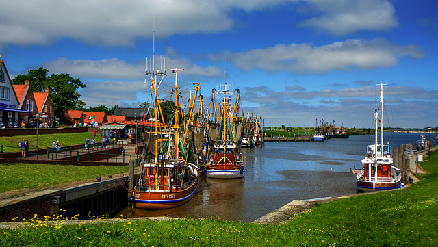 Krabbenfischer im Hafen von Greetsiel