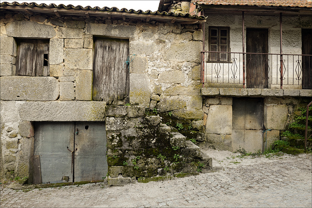 Mosteiró, Casas da memória