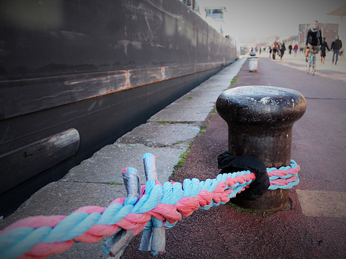 Rouen, ses quais, ses bittes d'amarrage