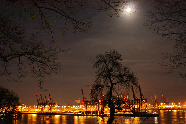 Mond über'm Hafen