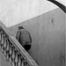 Un homme dans l'escalier