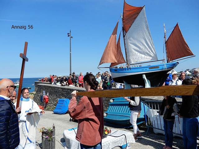 bénédiction de la gerbe de fleurs qui va etre jetée à la mer et bénédiction des bateaux