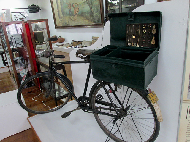 Bicycle of itinerant goldsmith.