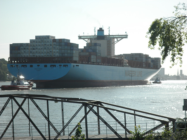 EMMA MAERSK einlaufend Hamburg