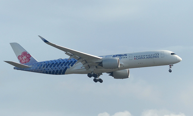 B-18918 approaching Gatwick - 25 September 2019