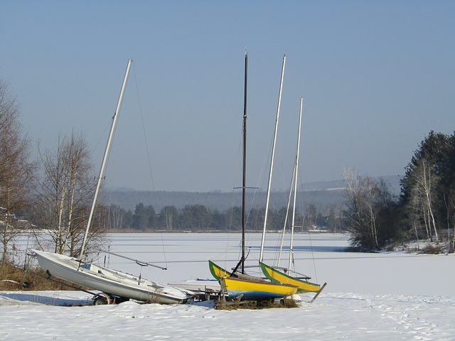 Boote auf Winterparkplatz