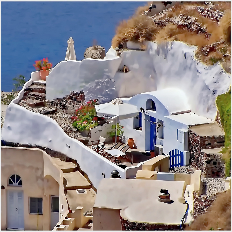 Oia : due ombrelloni , uno aperto e uno chiuso - una casetta scavata nella lava del famoso vulcano Santorini