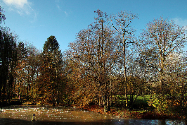 Eau borde la route .