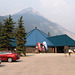 Stationnement avec vue sur la montagne