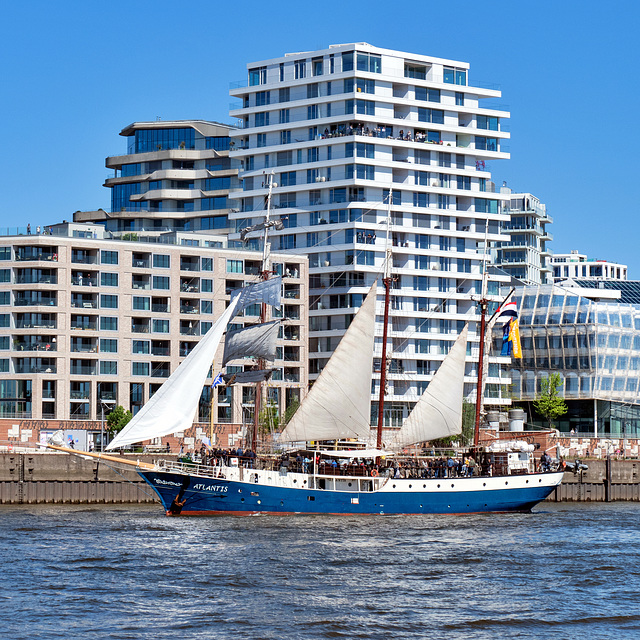 Die  "Atlantis" vor dem Strandkai/Hafencity - Hamburg