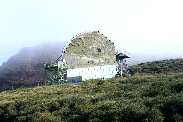 MAGIC-Teleskop (engl.: Major Atmospheric Gamma-Ray Imaging Cherenkov Telescope)  ©UdoSm