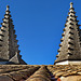 Avignon :  il tetto sopra l'ingresso principale e le due torri piramidali