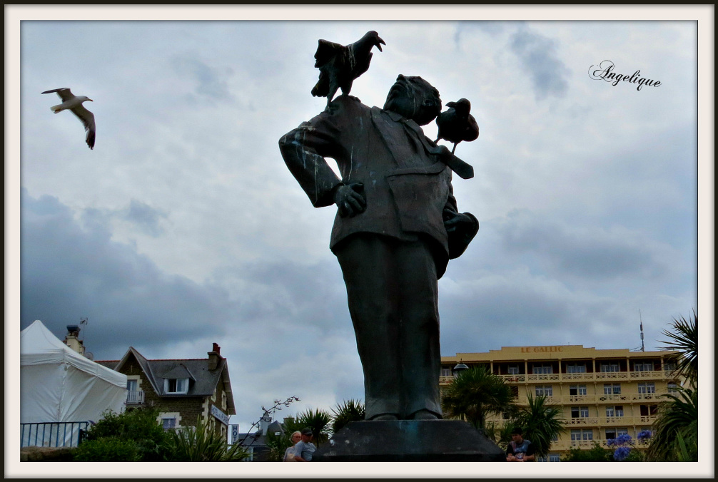 Statue d'Hitchcock à Dinard et ses oiseaux !!