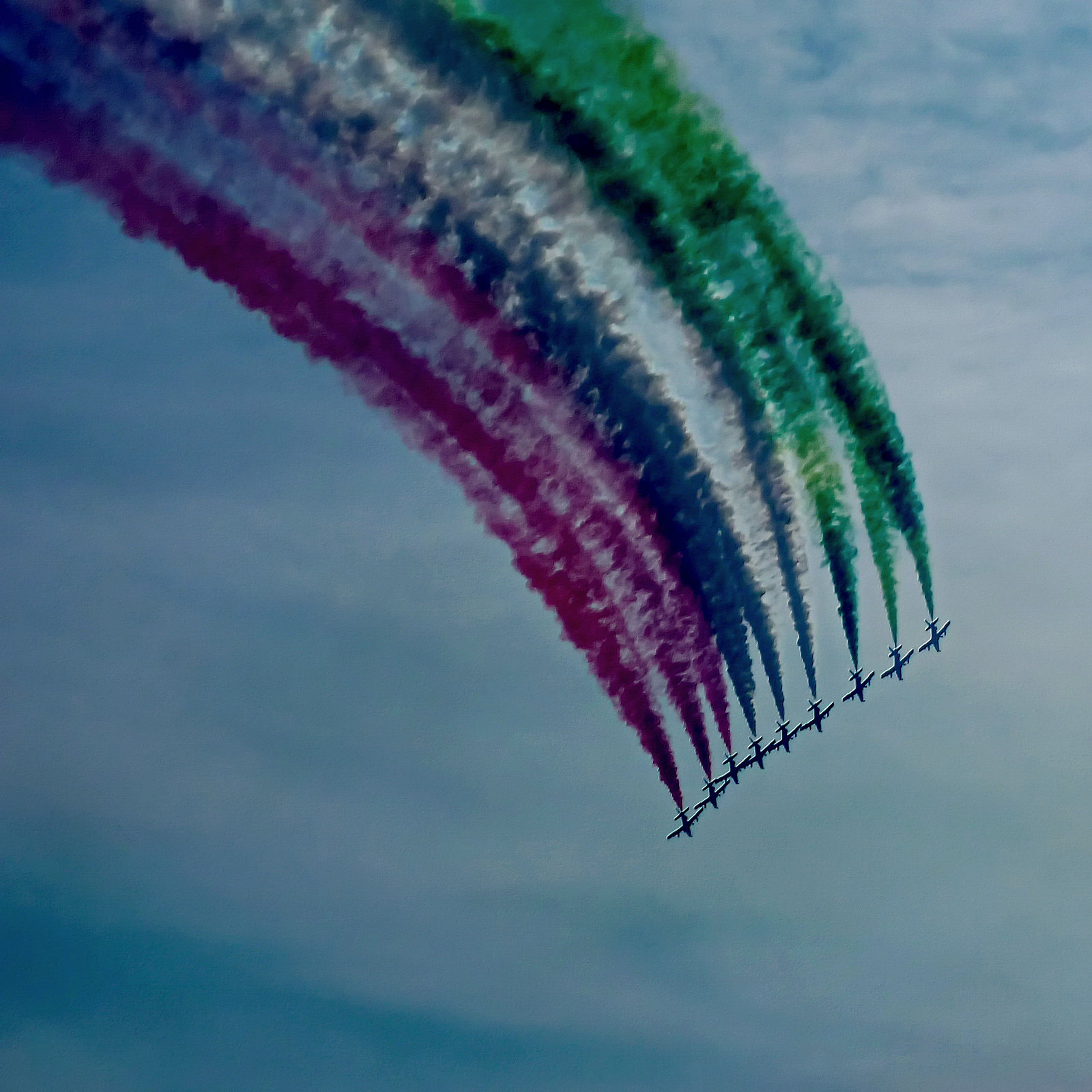 Pattuglia acrobatica : nove aerei a formare il tricolore