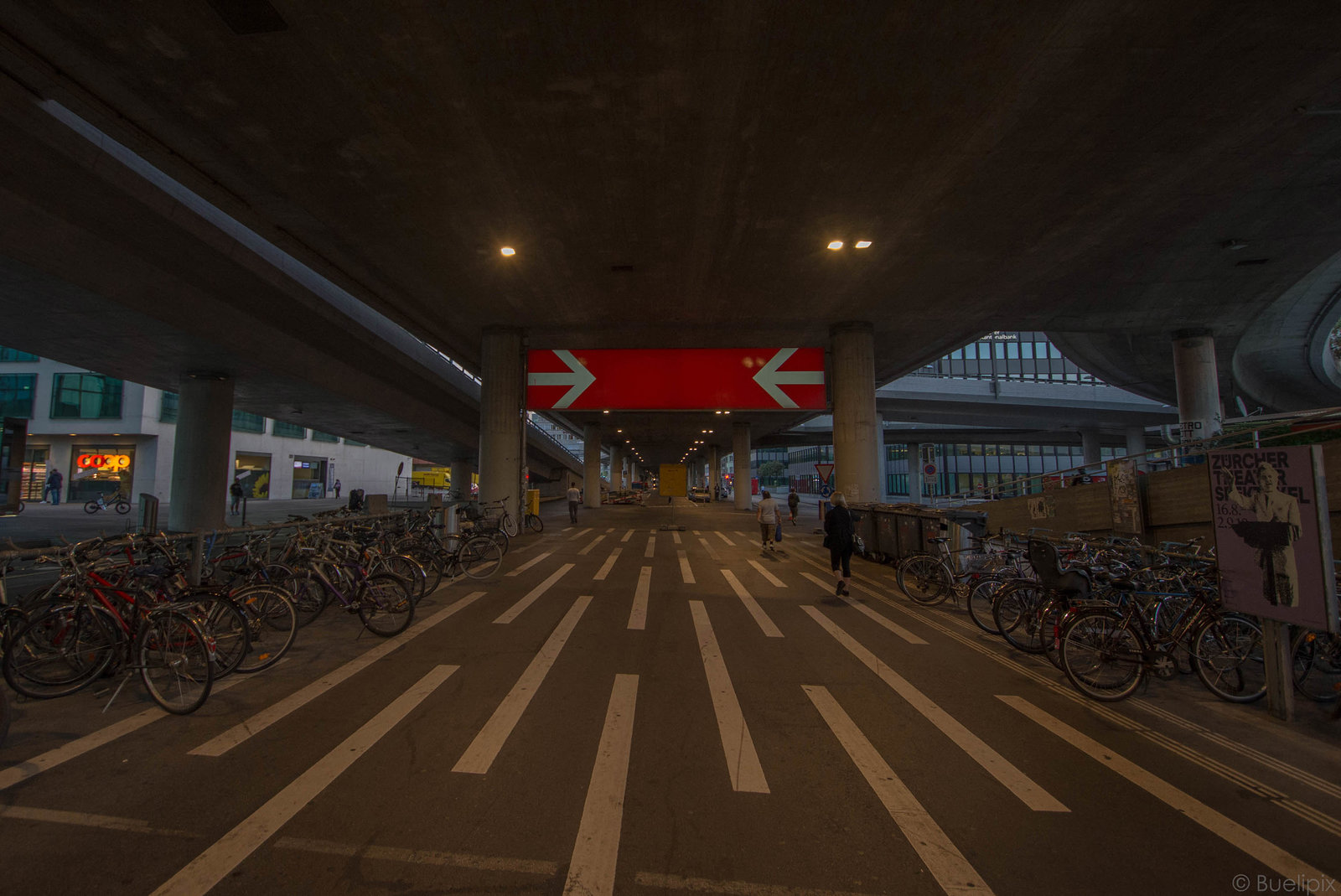 vor dem Bahnhof Hardbrücke - P.i.P. (© Buelipix)