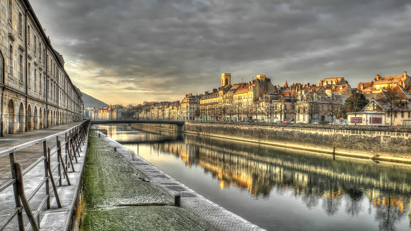 BESANCON: Le pont Battant, le doubs, L'église de la Madeleine. 02