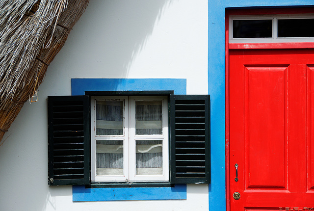 Touristenattraktion: die traditionellen Häuser von Santana - Casas do Colmo (© Buelipix)