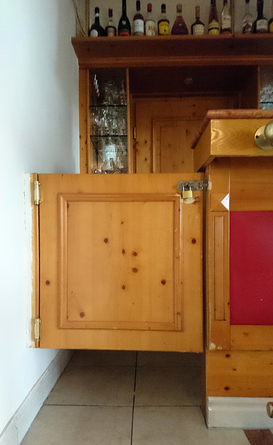 Hotel-Bar geschlossen - mit Schloss!