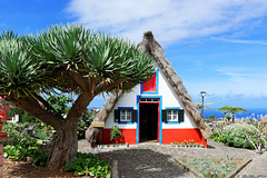 Touristenattraktion: die traditionellen Häuser von Santana - Casas do Colmo (© Buelipix)