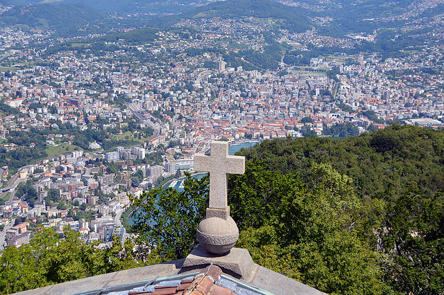 Blick vom Dach der Kirche auf dem Monte San Salvatore auf die Stadt Lugano