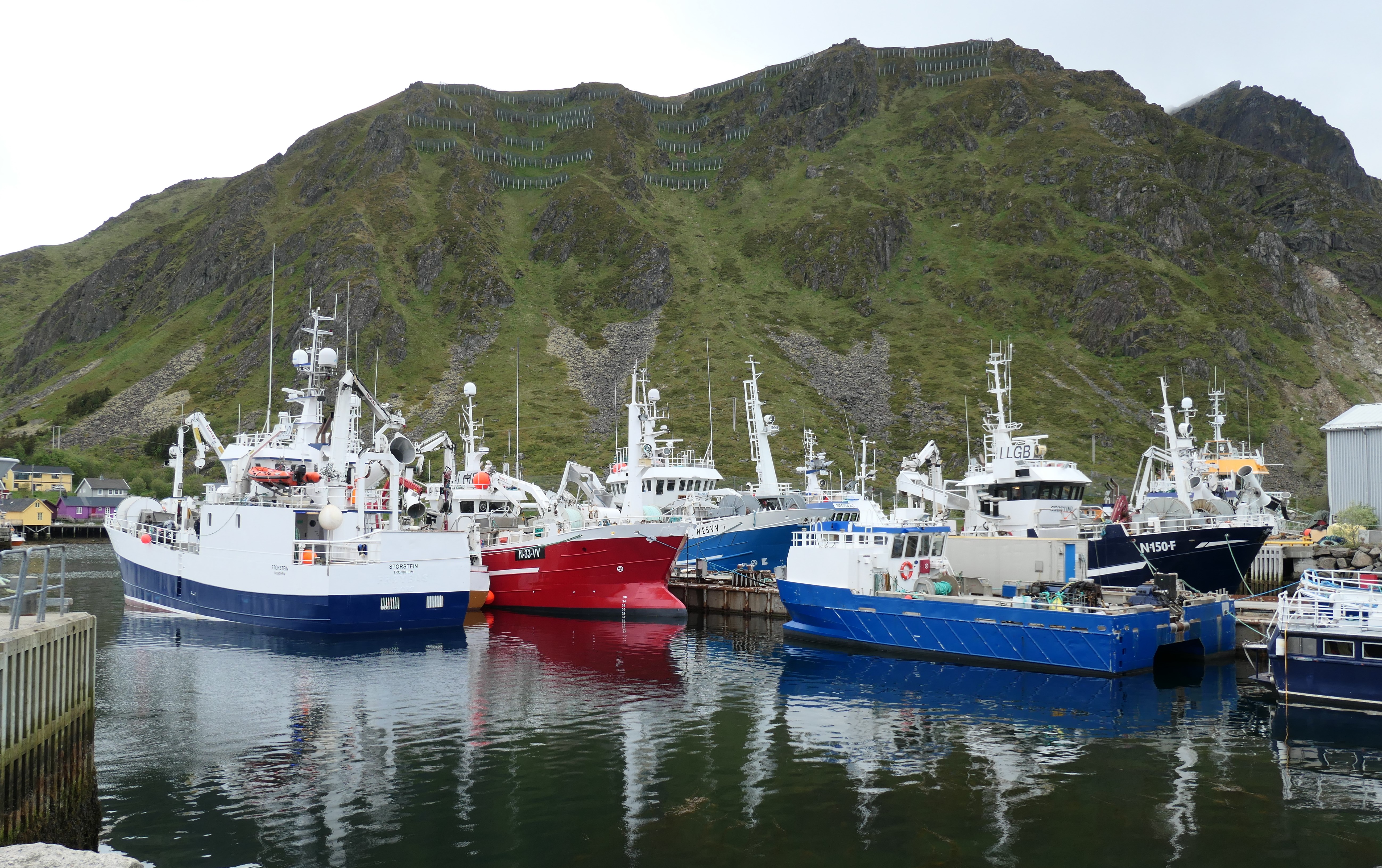 am Hafen von Leknes auf der Insel Vestvågøy, der größten Insel der Lofoten