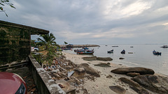 Plage rocheuse et barques sortant du sommeil