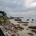 Plage rocheuse et barques sortant du sommeil