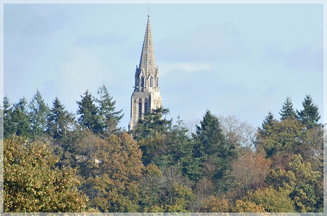 Sur le chemin du retour : Le clocher de Pleudihen sur Rance (22)