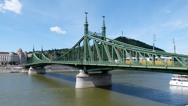 Budapest: Donau mit Freiheitsbrücke und Straßenbahn