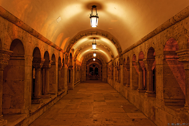 abends in den Laubengängen der Fischerbastei (© Buelipix)