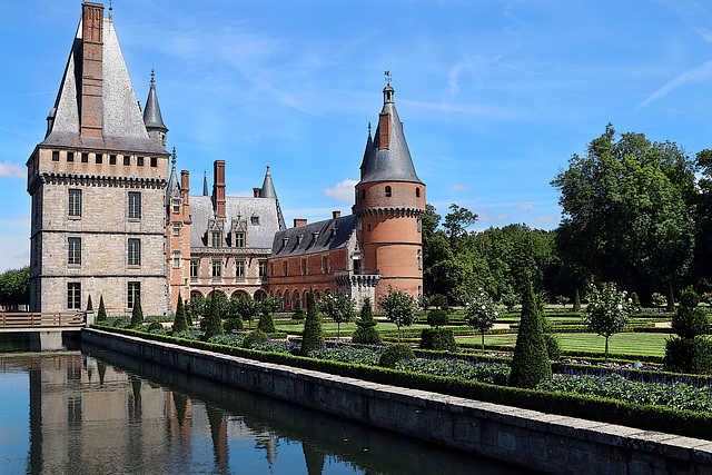 Madame de Maintenon remercie chaudement Louis XIV pour son gîte et l'utilisation de son petit espace intérieur .