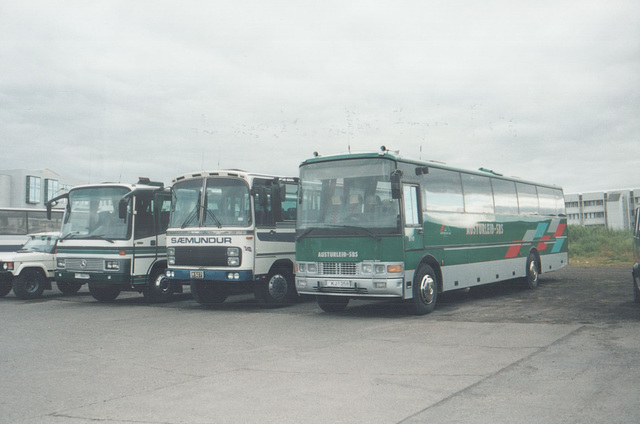 Coach terminal in Reykjavík, Iceland. Austurleið-SBS 501 and 510 flank Sæmundur Sigmundsson M 507 - 29 July 2002 (497-29A)