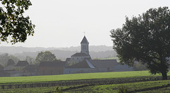 Petite église dans la brume du soir