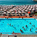- HAPPY FENCE FRIDAY - 11.11.22 - piscina degradante con ringhiere di sicurezza - un mare di ombrelloni - un pezzetto di mar ligure