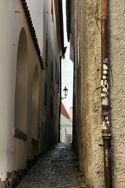 In der Mitte eine Lampe