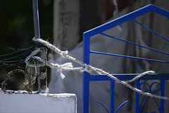 Penedos, Blue gate and white rope