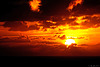 burning sky ... Sonnenaufgang über der Bucht von Santa Cruz (© Buelipix)