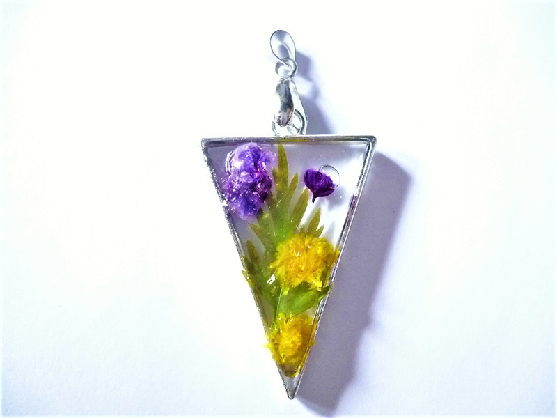 Triangle with yellow and purple flowers