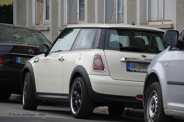 Mini am Straßenrand