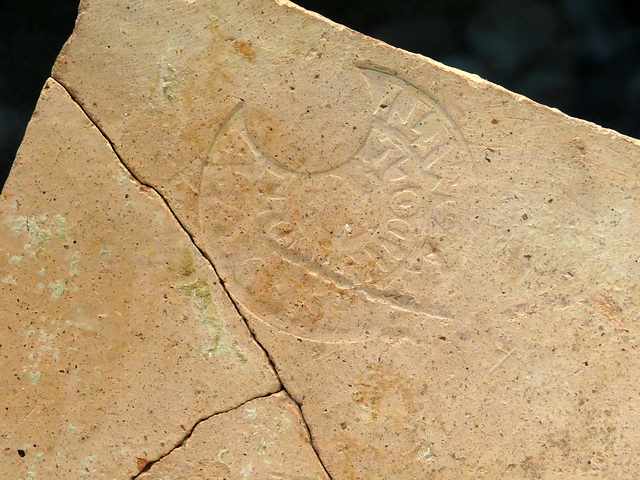 Musée d'Histoire de Marseille : Tuile estampillée.