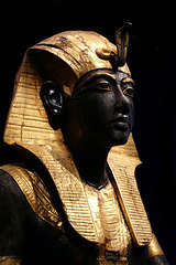 Statue en bois du gardien du Ka du roi , portant la coiffe Némès .