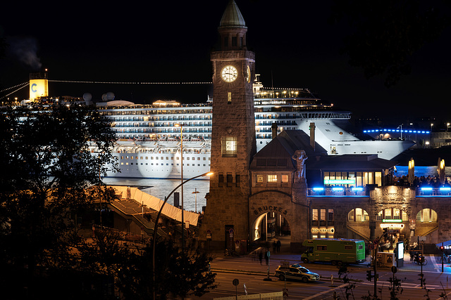 Hamburg Hafen Passagierschiff läuft ein