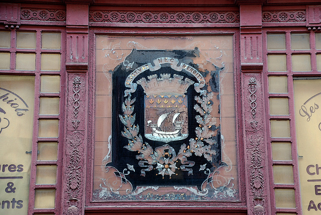 Une jolie façade dans le vieux quartier de Bayonne .