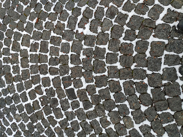 Natural Labyrinth (Can you get through without touching snow?)