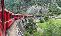 Bernina Bahn in den Kehren von Brusio