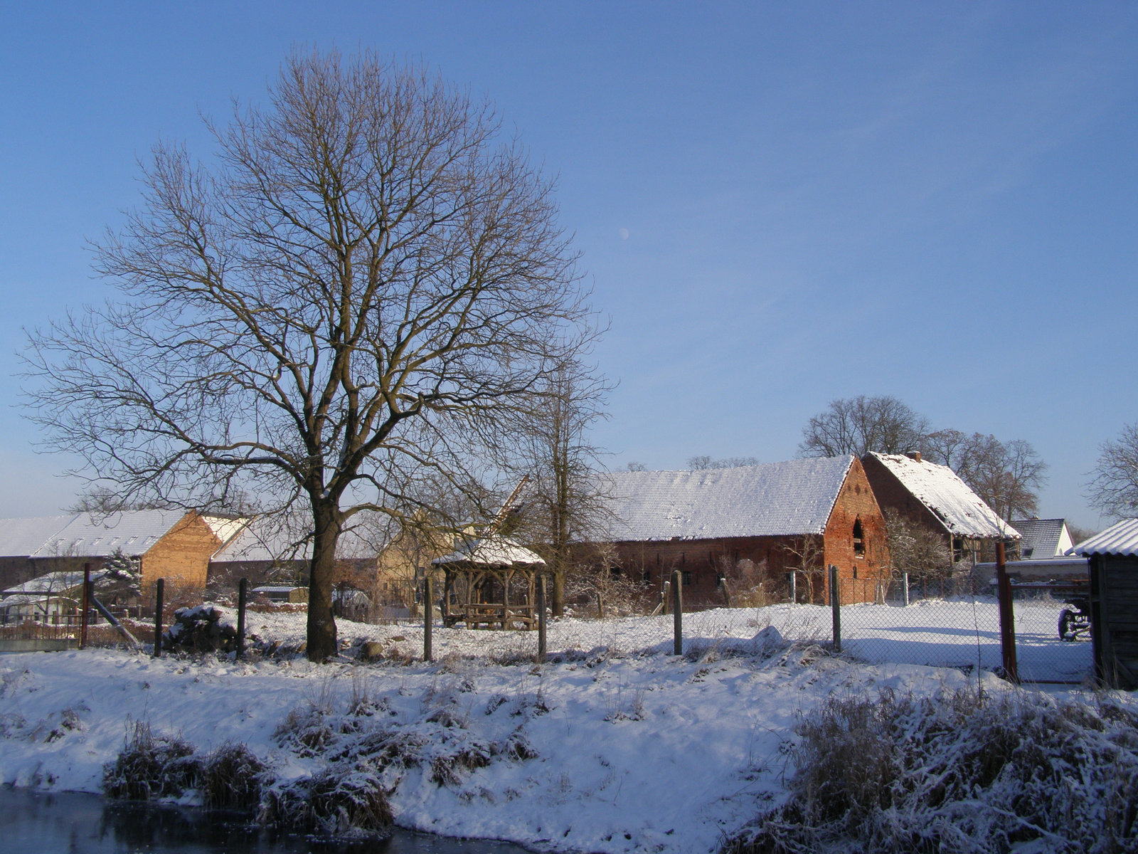 HFF mit Wintersonne