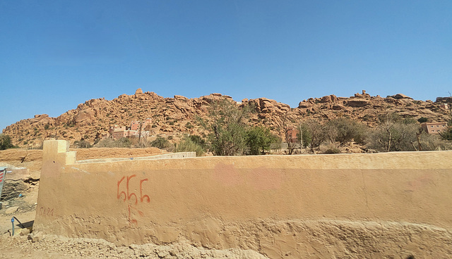 Graffiti discret à décoder.... hhh...555....?