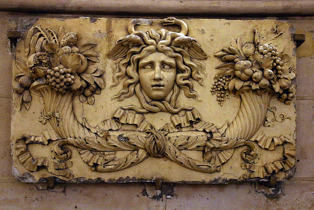 Bas-relief de Méduse , dans la salle des gens d'armes de la Conciergerie - Paris .