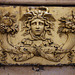 Bas-relief de Méduse , dans la salle des gens d'armes de la Conciergerie - Paris .